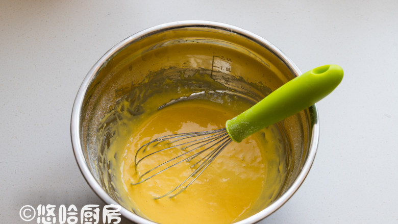 葱香肉松蛋糕,加入温水搅匀,筛入金龙鱼低筋面粉,用手抽用“Z”字型手法拌匀待用。