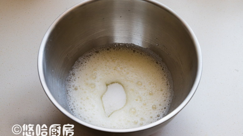葱香肉松蛋糕,打发蛋清之前先预热烤箱,上下管均为150度开始预热。蛋清中放几滴<a style='color:red;display:inline-block;' href='/shicai/ 715'>白醋</a>用打蛋器打起粗泡,再一次性放入50克细砂糖。