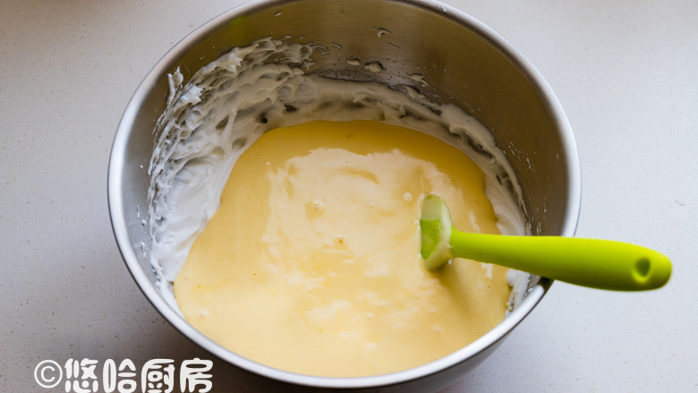 葱香肉松蛋糕,拌匀的面糊倒回余下的蛋白霜中,继续以切拌的方式拌匀。