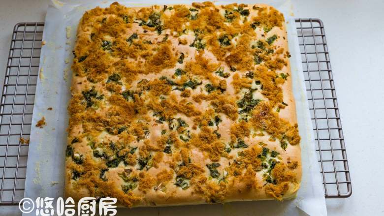 葱香肉松蛋糕,烤盘放入已预热到150度的烤箱中下层,烘烤30分钟,到时后立刻取出。烤盘迅速倒扣在油纸上,将蛋糕四周的油布轻轻撕开散热,再次翻面回来,让蛋糕正面朝上。