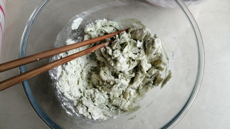 迷你豆沙馒头,分别倒入4盆面粉里,拌成絮状