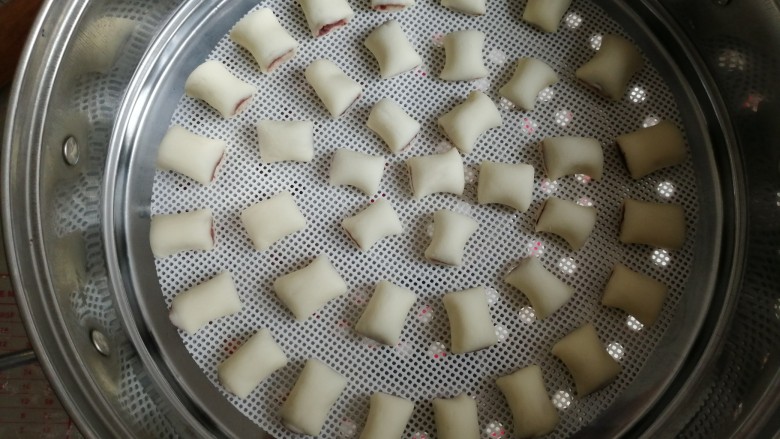 迷你豆沙馒头,放在蒸屉里,在温暖处醒发15-20分钟左右