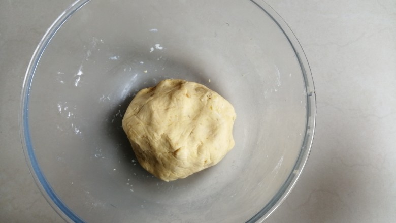 香蕉红薯糯米饼,揉成柔软的糯米团,盖上保鲜膜