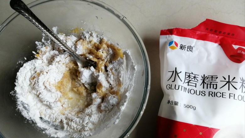 香蕉红薯糯米饼,加入适量的水