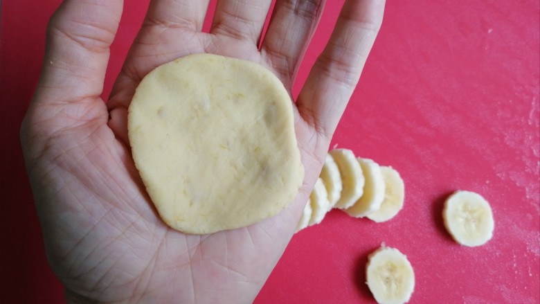 香蕉红薯糯米饼,糯米团分成13克一份,用手压扁