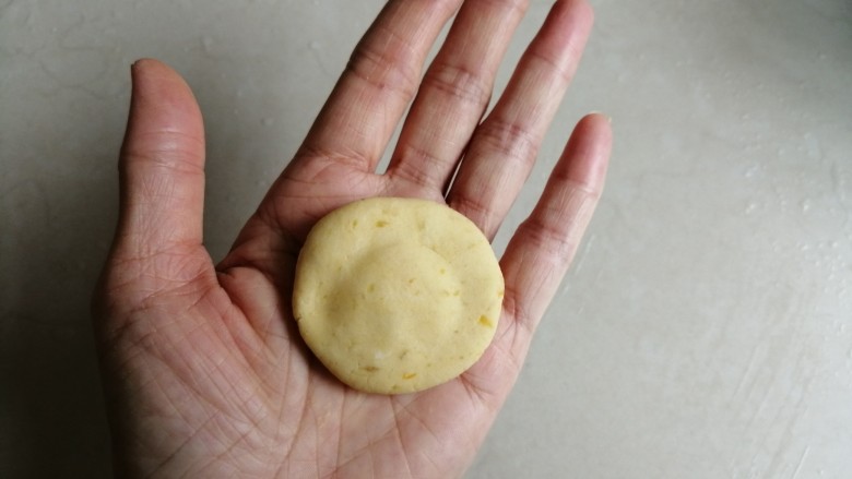 香蕉红薯糯米饼,捏紧收口,压扁一下