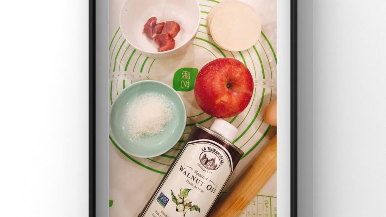 苹果猪肉飞饼,苹果1个,饺子皮10片,鸡蛋1个,宝宝核桃油适量,白砂糖2小勺,猪肉10g!