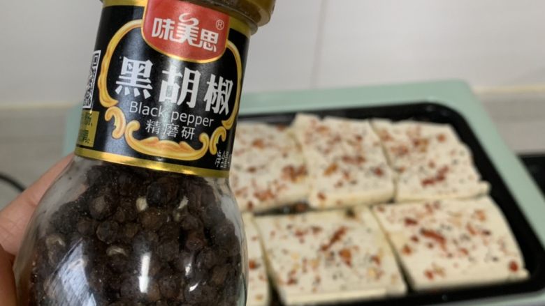 香煎嫩豆腐,撒点<a style='color:red;display:inline-block;' href='/shicai/ 134333'>黑胡椒</a>,煎4-5分钟
