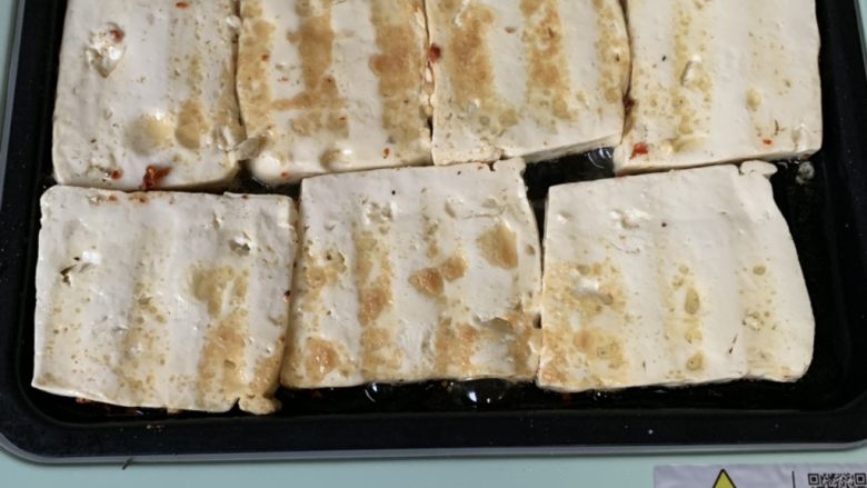 香煎嫩豆腐,翻一下面,继续煎