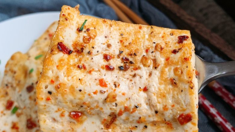 香煎嫩豆腐,好香哦!来一口?