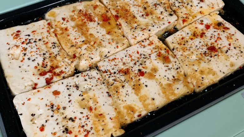 香煎嫩豆腐,再撒点调料,煎至微微金黄就可以了