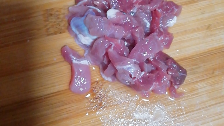 菜汤,肉切成丝放入锅内,倒点料酒,去去腥