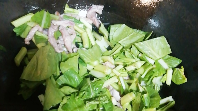 菜汤,再放入青菜一起炒,加盐适量
