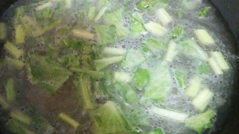 菜汤,加水,煮开。
