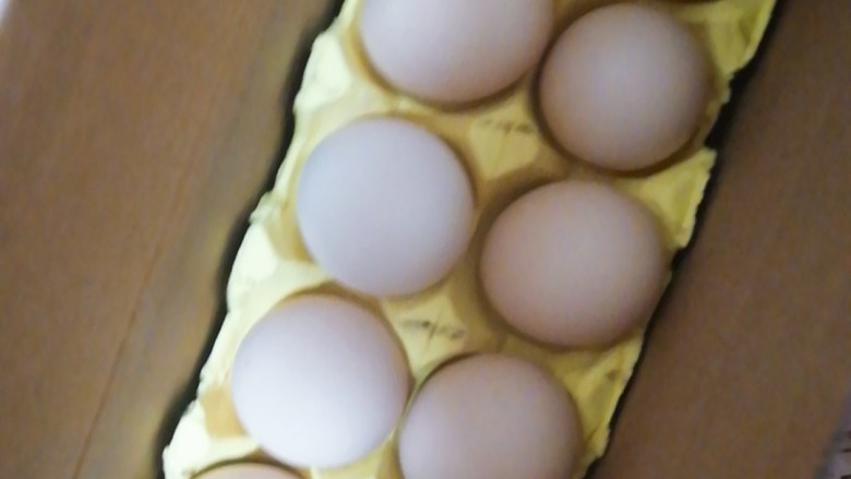 菜汤,趁着煮水的空挡,拿两颗<a style='color:red;display:inline-block;' href='/shicai/ 9'>鸡蛋</a>,打散