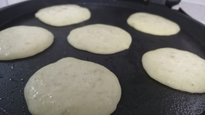 香蕉软饼,用小勺子盛一勺子放入电饼铛中