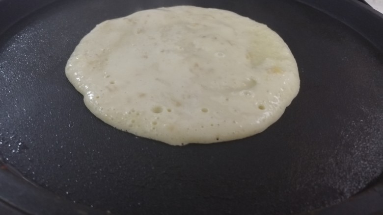 香蕉软饼,待圆饼表面起小泡,即可翻面