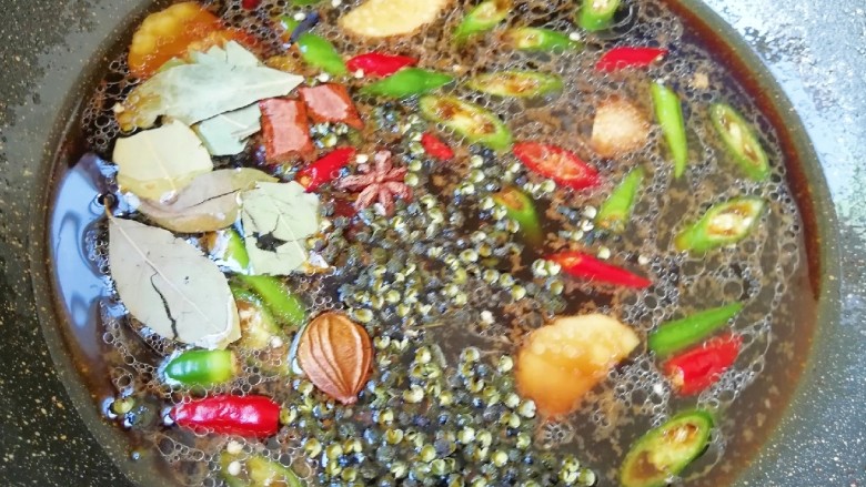 青花椒辣卤小龙虾,下入准备好的辣椒、生姜和香辛料,放盐调味,烧开以后小火煮10分钟。