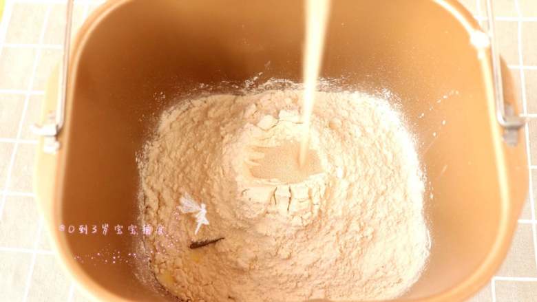 小狗面包,所有的食材倒入面包桶中,放入面包机中,和面20min
tips:一般都是先放液体食材,再加糖和盐,面粉,酵母这样的顺序的