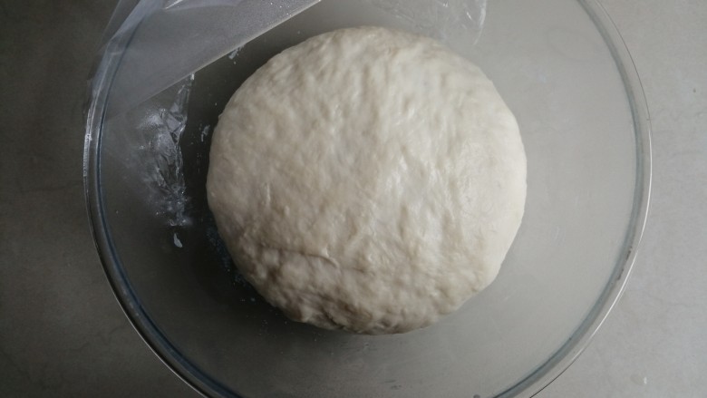 炼乳花环面包,用126克温<a style='color:red;display:inline-block;' href='/shicai/ 156925'>水</a>溶解3克酵母,加入210克面包粉,揉成面团即可,放入冰箱冷藏发酵17个小时
