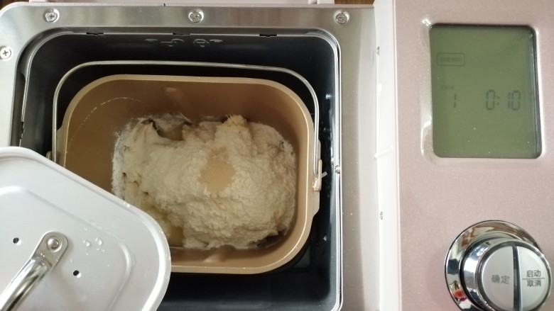 炼乳花环面包,倒入面粉和酵母,将面包桶放入到东菱JD08面包机里,盖上面包桶盖子,选择和面程序10分钟(不同型号的面包机揉面时间不同)