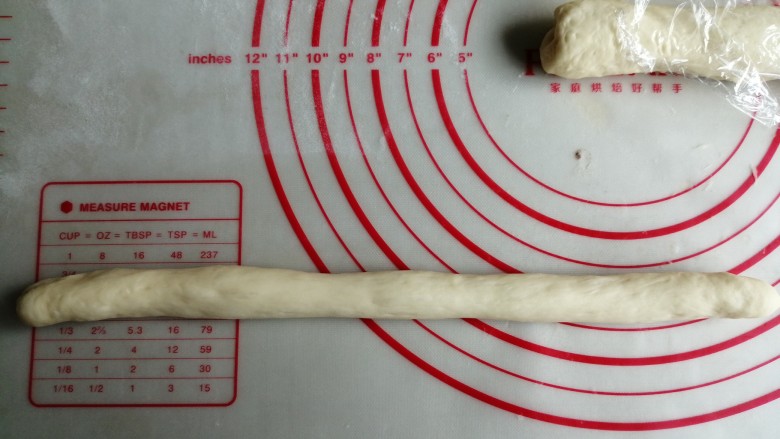 炼乳花环面包,搓到30厘米左右的长度,如果搓不长就继续松驰一下