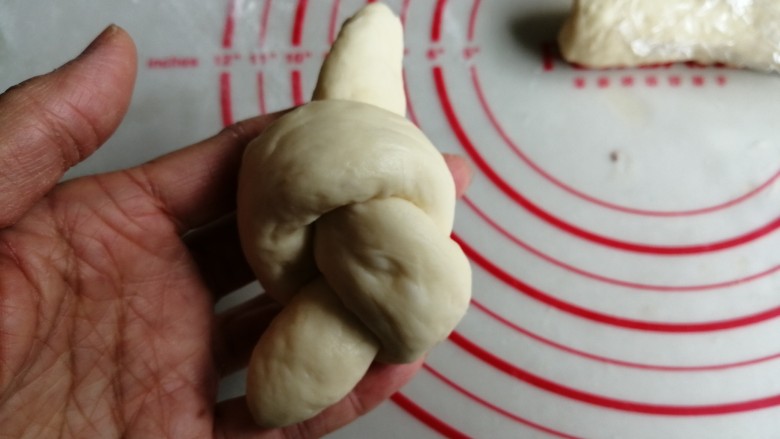 炼乳花环面包,打个结,头尾都留一截出来