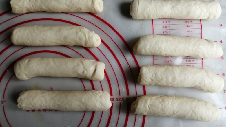 炼乳花环面包,从上往下卷起,盖上保鲜膜,松驰5-10分钟