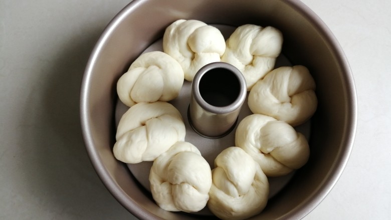炼乳花环面包,收口放在底部,放入8寸模具里