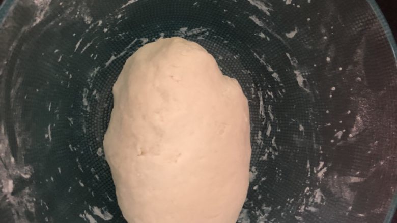 有嚼劲的大馒头,揉成面团,盖上保鲜膜,放温暖处(我是放被窝里)发酵60分钟左右。