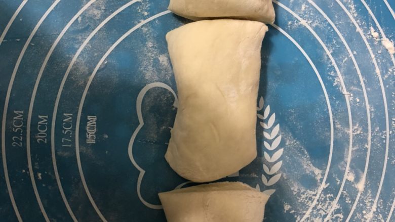有嚼劲的大馒头,撒一些干面粉,把面团揉均匀后风成差不多大小的5份。