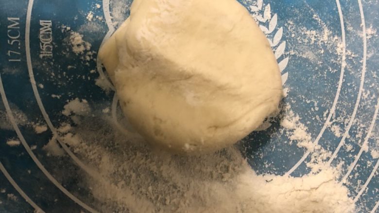 有嚼劲的大馒头,取一份面团,旁边抓一把干面粉,差不多7克左右。(其他四份面团用保鲜膜先盖好。)