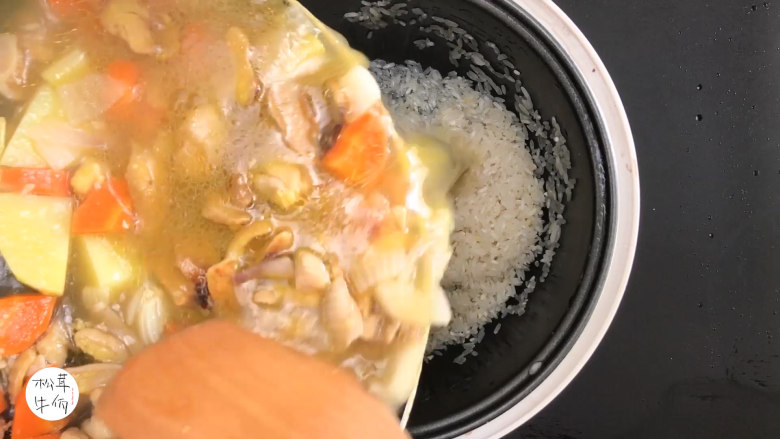 视频｜鸡肉松茸焖饭｜牛佤松茸食谱,把大米和煮好的食材放入电饭锅中焖煮，熟透即可享用。