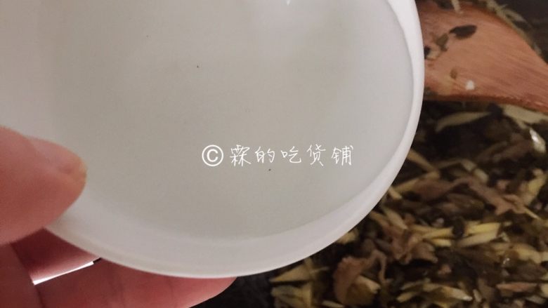 雪菜笋丝炒肉丝 鲜到没朋友,倒入小半碗水,盖上锅盖焖煮2分钟左右。