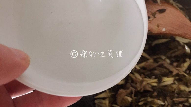 雪菜笋丝炒肉丝  鲜到没朋友,倒入小半碗水，盖上锅盖焖煮2分钟左右。