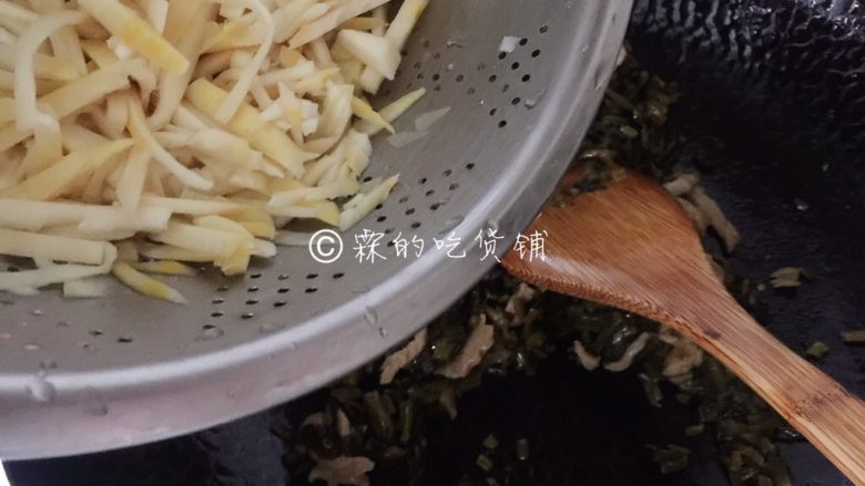 雪菜笋丝炒肉丝  鲜到没朋友,等有香味飘出，把笋丝倒入。