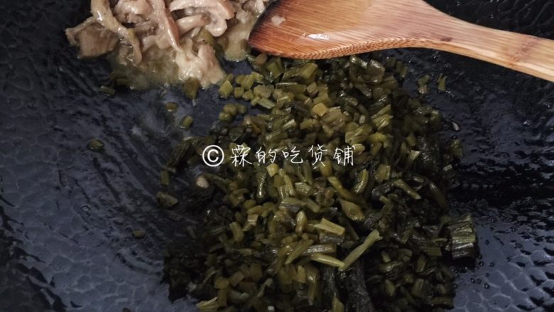 雪菜笋丝炒肉丝 鲜到没朋友,肉丝炒至变色后,把雪菜倒入翻炒。