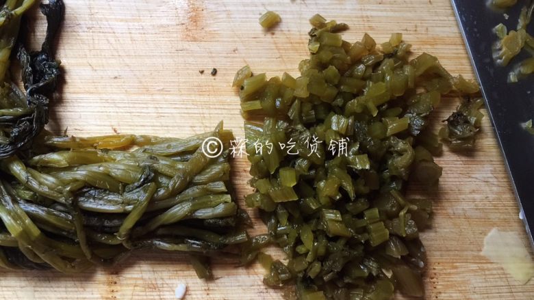 雪菜笋丝炒肉丝 鲜到没朋友,然后切碎。