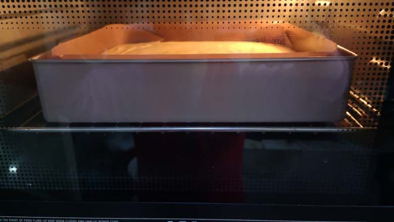 古早蛋糕,上火150度,下火155度,水浴法烤制70分钟即可。如果不确定蛋糕是否成熟,可以用牙签插入拔出时不带湿粉来鉴别。