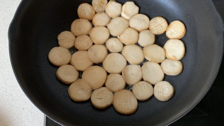 酱汁杏鲍菇,煎至两面金黄,装出