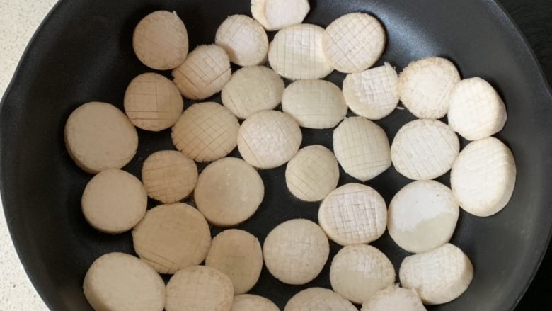 酱汁杏鲍菇,锅烧热倒少许油,下杏鲍菇煎一下,油不要多,杏鲍菇有水份出来的