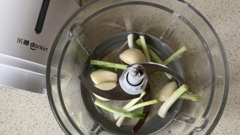 酱汁杏鲍菇,蒜、葱段放入搅拌机