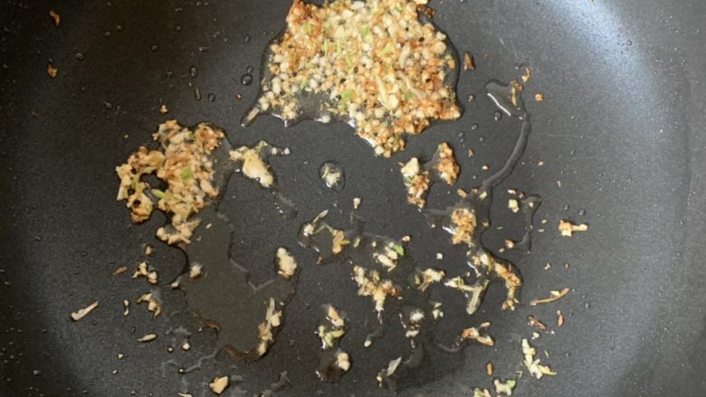 酱汁杏鲍菇,倒少许油,下蒜末葱末爆香