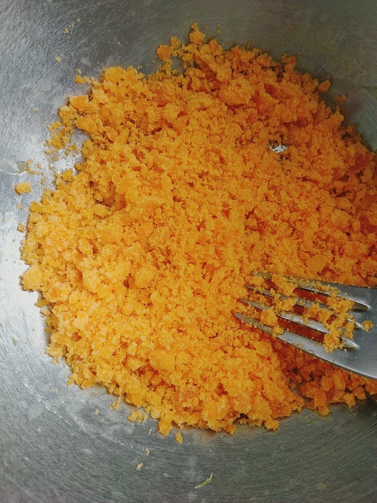 蟹黄豆腐,用叉子压碎咸蛋黄,备用;