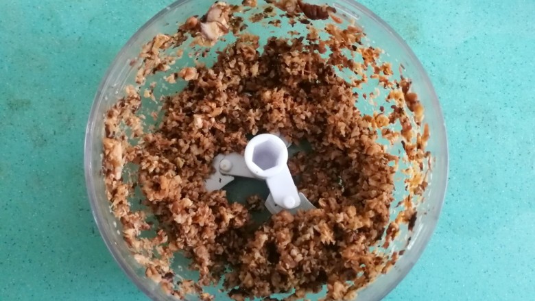 客家美食《砂锅煲咸菜酿豆腐》,搅拌成香菇碎,放一旁备用
