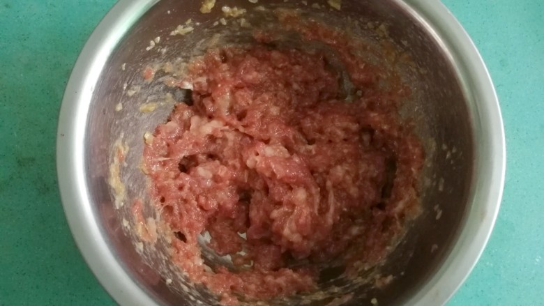 客家美食《砂锅煲咸菜酿豆腐》,顺着一个方向搅拌肉馅,搅拌至肉馅上劲