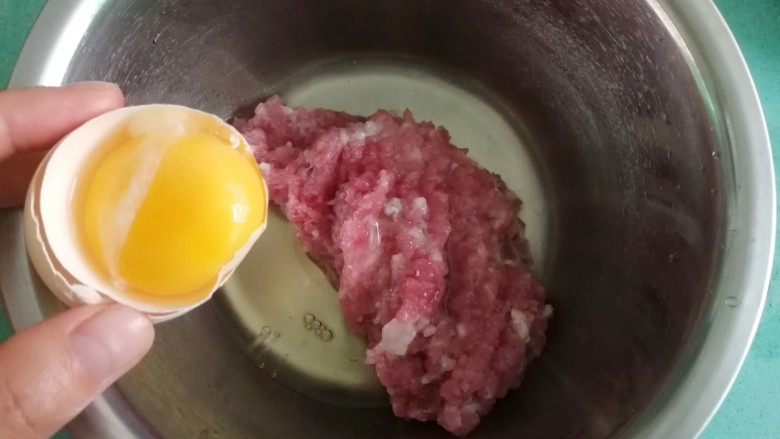 客家美食《砂锅煲咸菜酿豆腐》,将肉沫放入大碗中,加入一个<a style='color:red;display:inline-block;' href='/shicai/ 17'>蛋清</a>