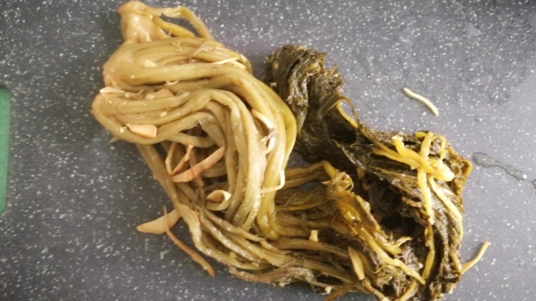 客家美食《砂锅煲咸菜酿豆腐》,老家的咸菜都是用大芥菜整棵腌制的,图片中的是我用雪里蕻腌制的,味道也是一样好好吃的