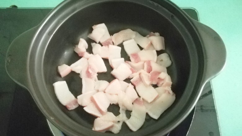 客家美食《砂锅煲咸菜酿豆腐》,这是我刚刚说没拍到图的肥肉,我放砂锅里小火煎