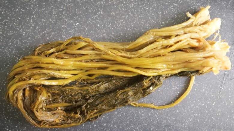 客家美食《砂锅煲咸菜酿豆腐》,将咸菜洗干净,挤干水分
